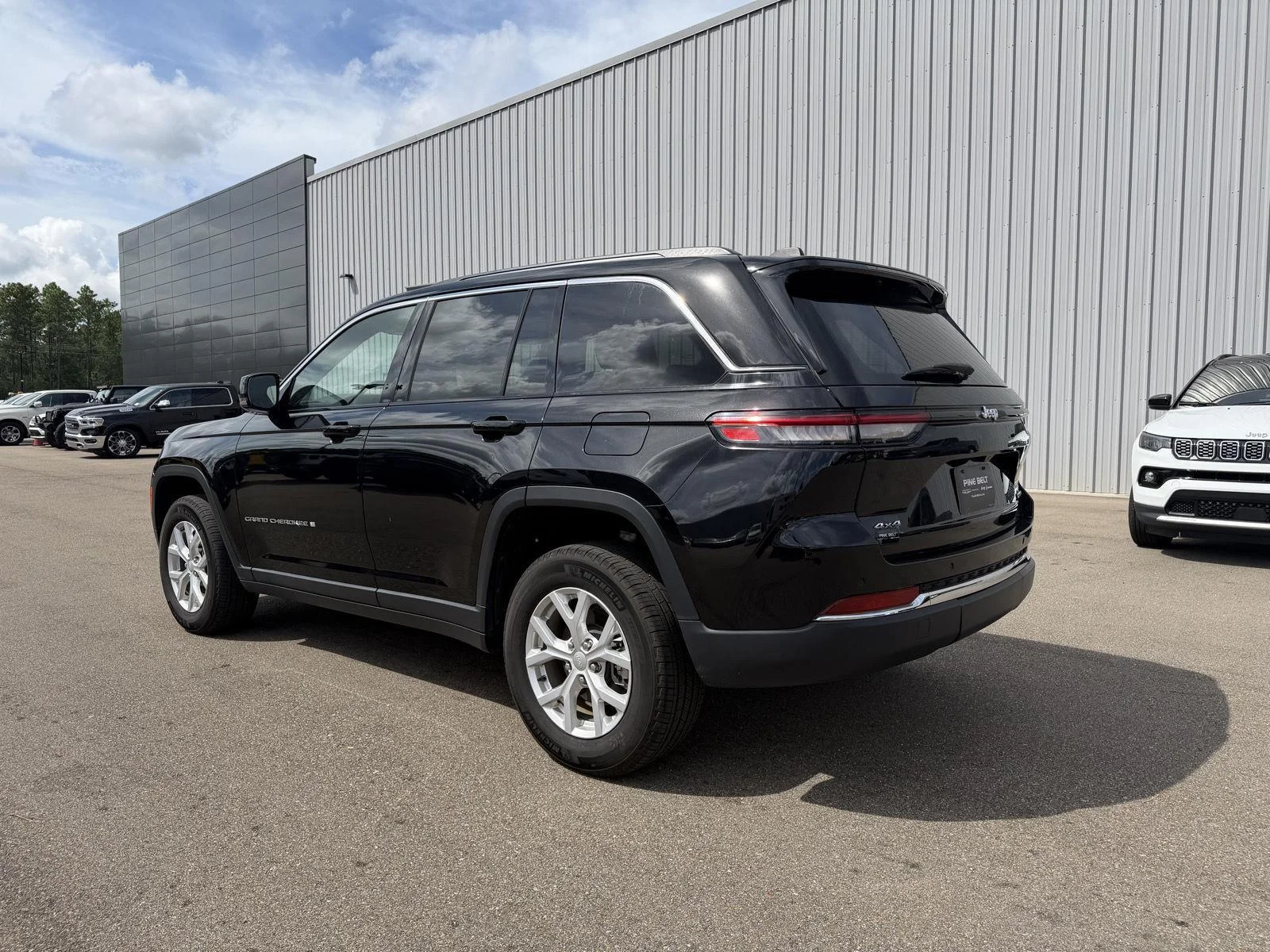 Used 2023 Diamond Black Crystal Pearlcoat Jeep Limited image 4