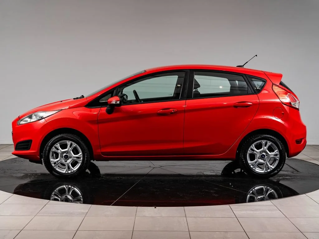 Used 2015 Race Red Ford SE image 5