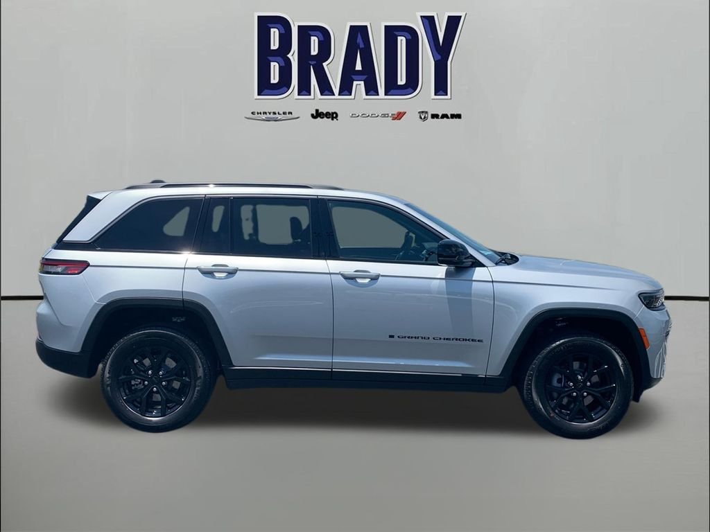 New 2026 Silver Zynith Exterior Paint Jeep Laredo Altitude image 8