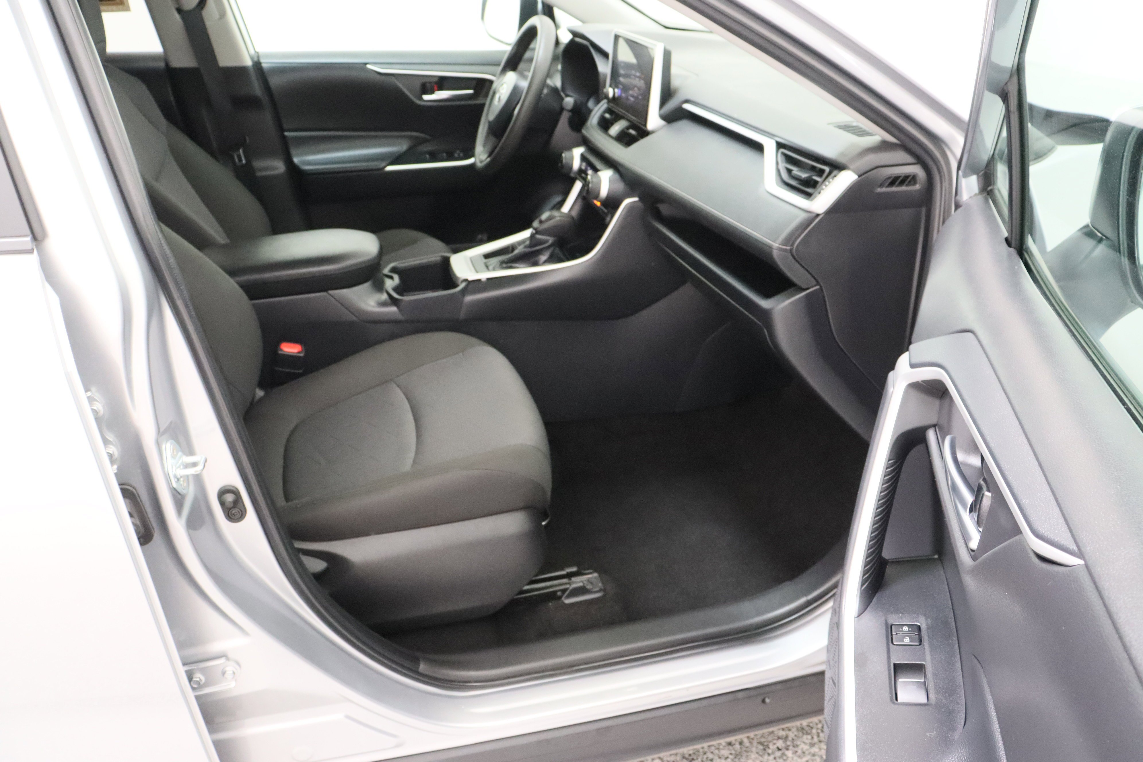 Used 2025 Silver Sky Metallic Toyota XLE 2.5L image 37