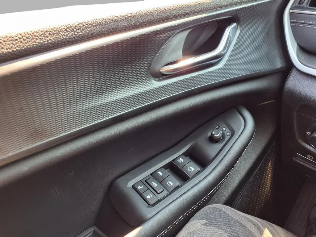 New 2027 High-Gloss Black Paint Jeep Laredo X image 17