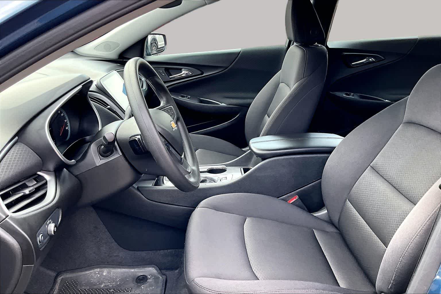 Used 2024 Lakeshore Blue Metallic Chevrolet LT image 10