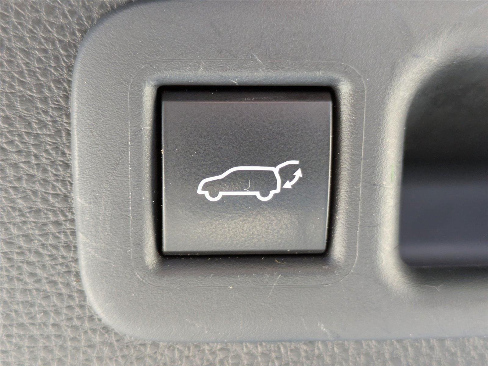 Used 2022 Wind Chill Pearl Toyota XLE image 16