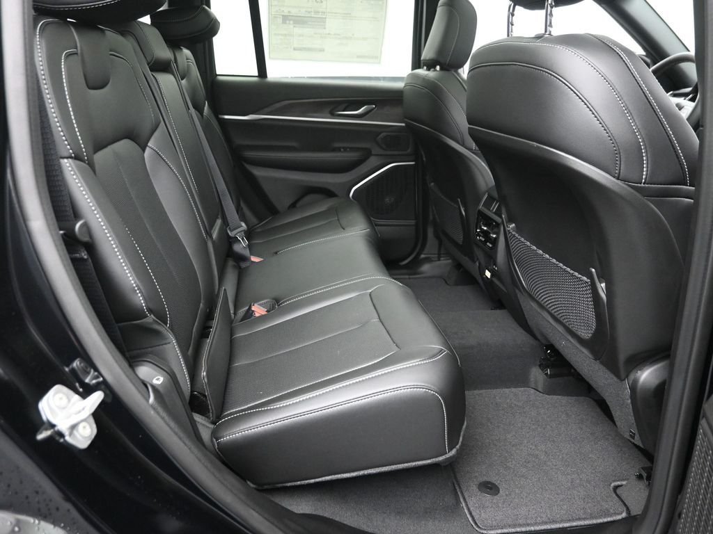 New 2026 Diamond Black Crystal Pearl-Coat Exterior Paint Jeep Limited image 10