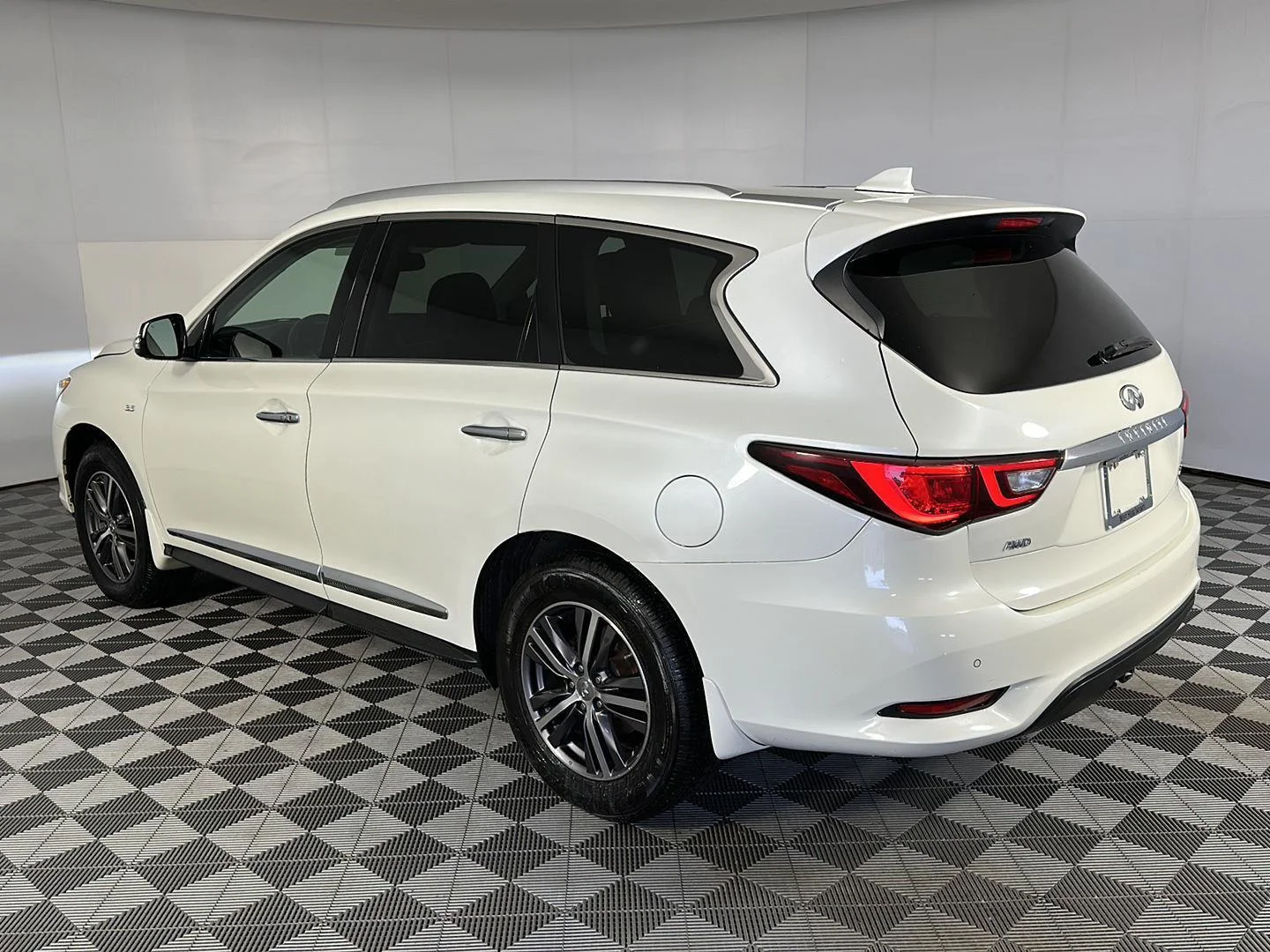 Used 2019 Majestic White INFINITI LUXE image 4