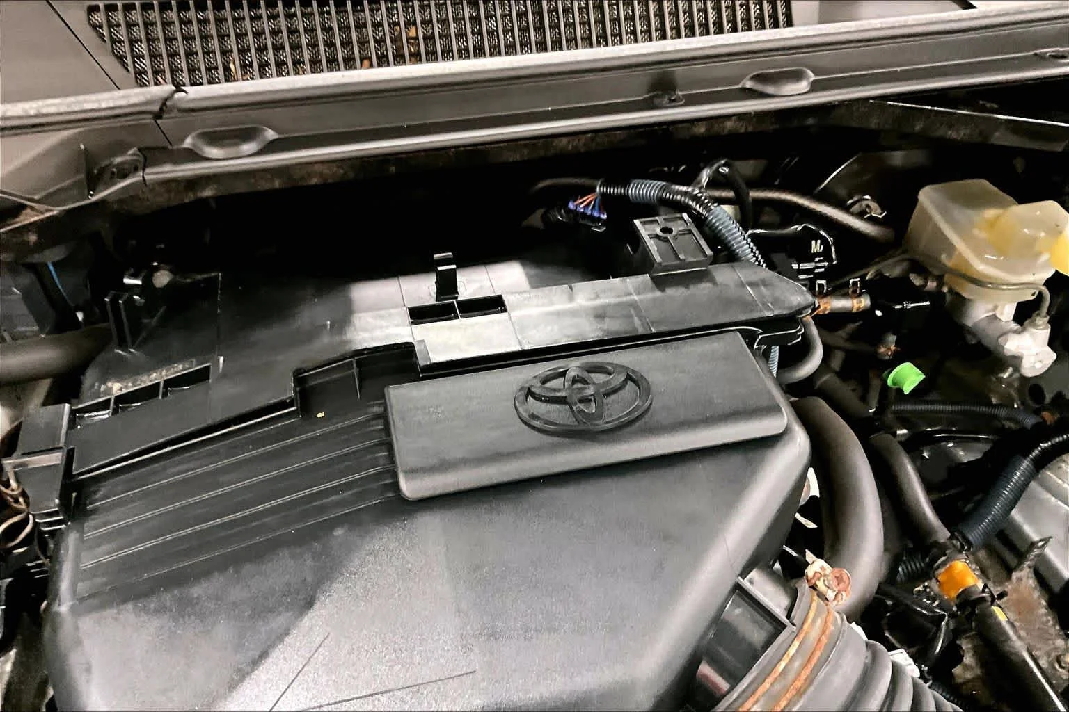 Used 2005 Titanium Metallic Toyota  image 32
