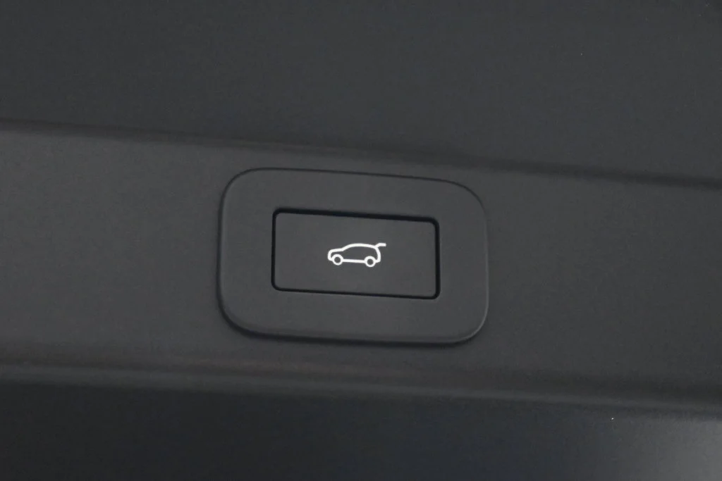 Used 2024 Green Land Rover Autobiography image 32