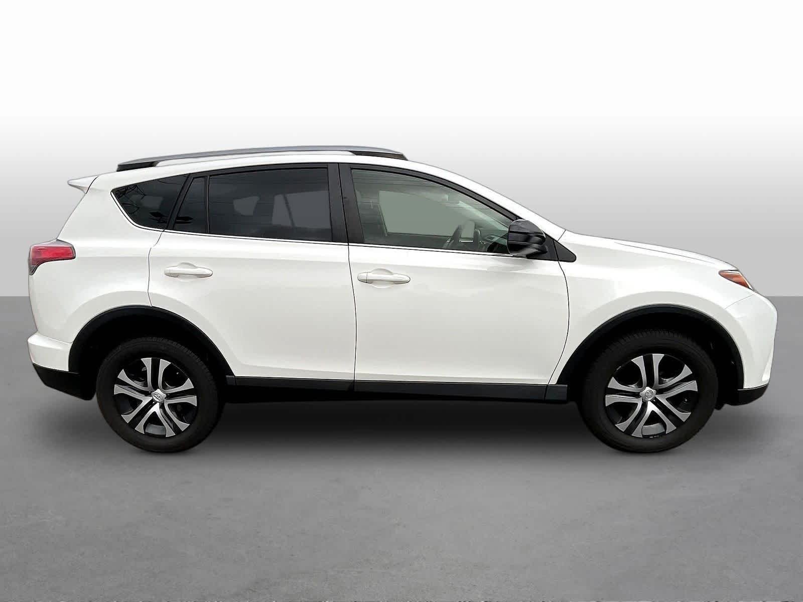 2017 Toyota RAV4 LE - Photo 8
