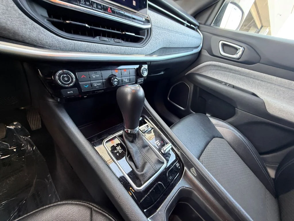 Used 2024 Black Jeep Latitude image 22
