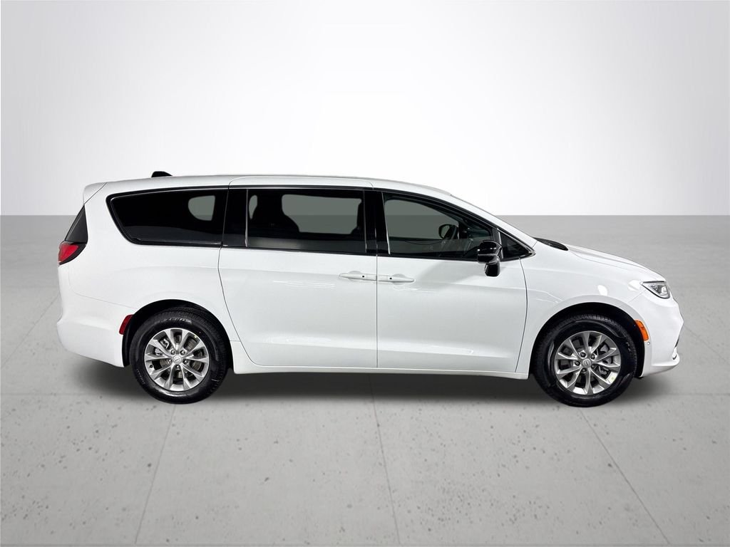 New 2026 Bright White Clear-Coat Exterior Paint Chrysler Select image 5