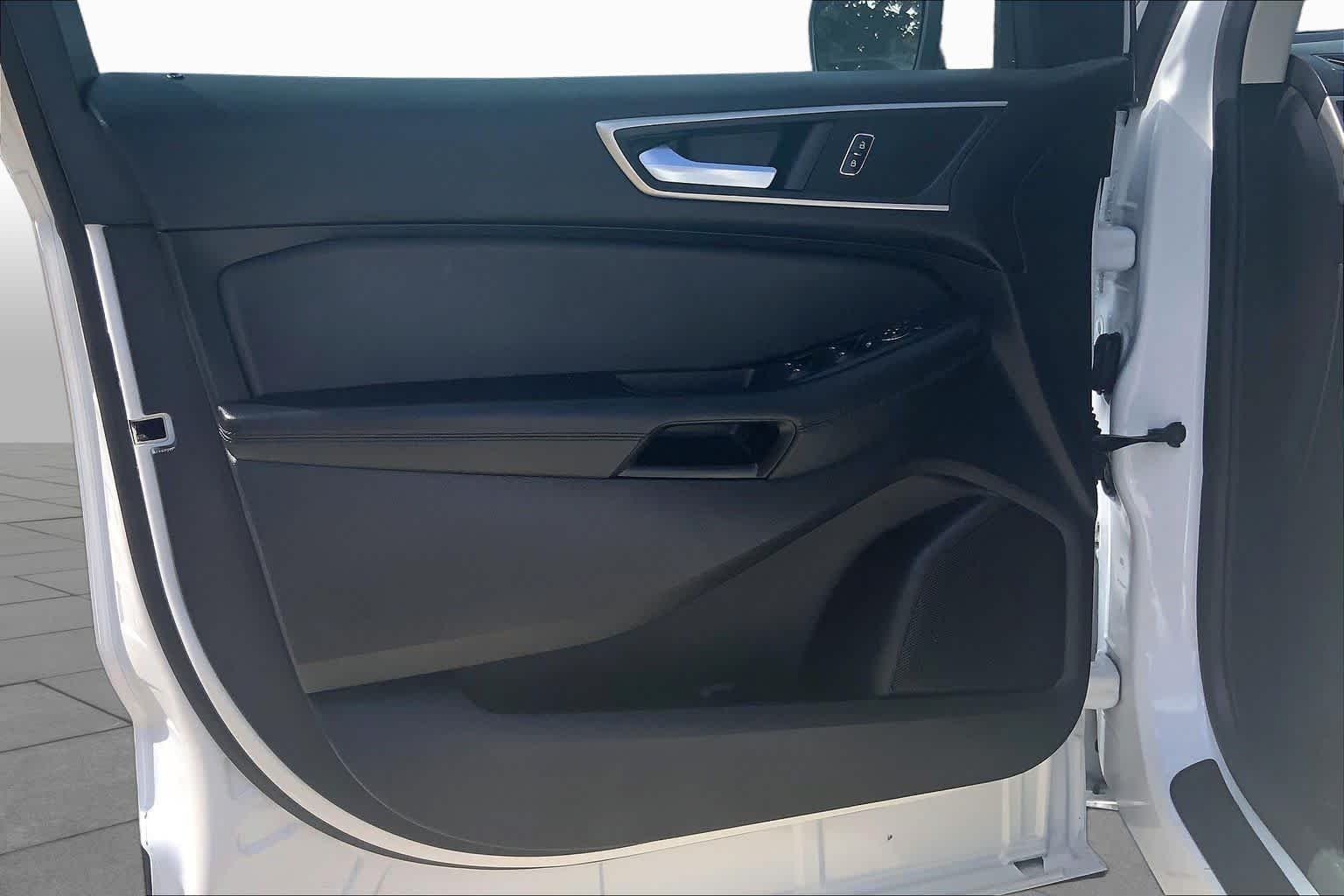 Used 2022 Oxford White Ford SEL image 22