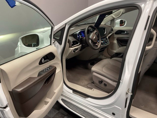 Certified Used 2021 Bright White Clearcoat Chrysler Touring image 14