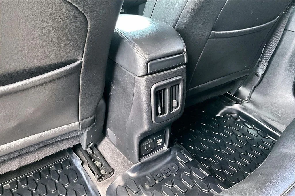 Certified Used 2019 White Jeep Latitude image 10