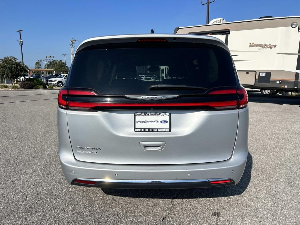 Certified Used 2023 Silver Mist Clearcoat Chrysler Touring L image 5