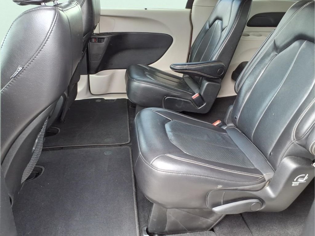 Used 2022 Red Chrysler Touring L image 17
