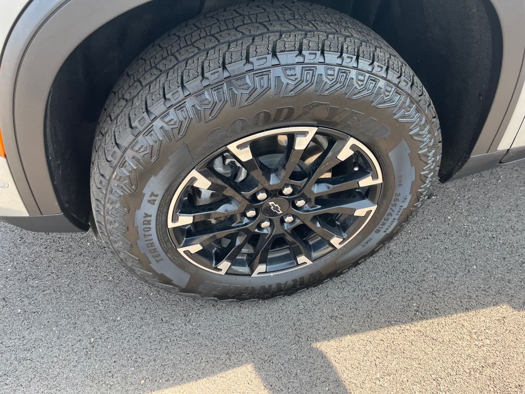 Certified Used 2024 Gray Chevrolet Z71 image 9