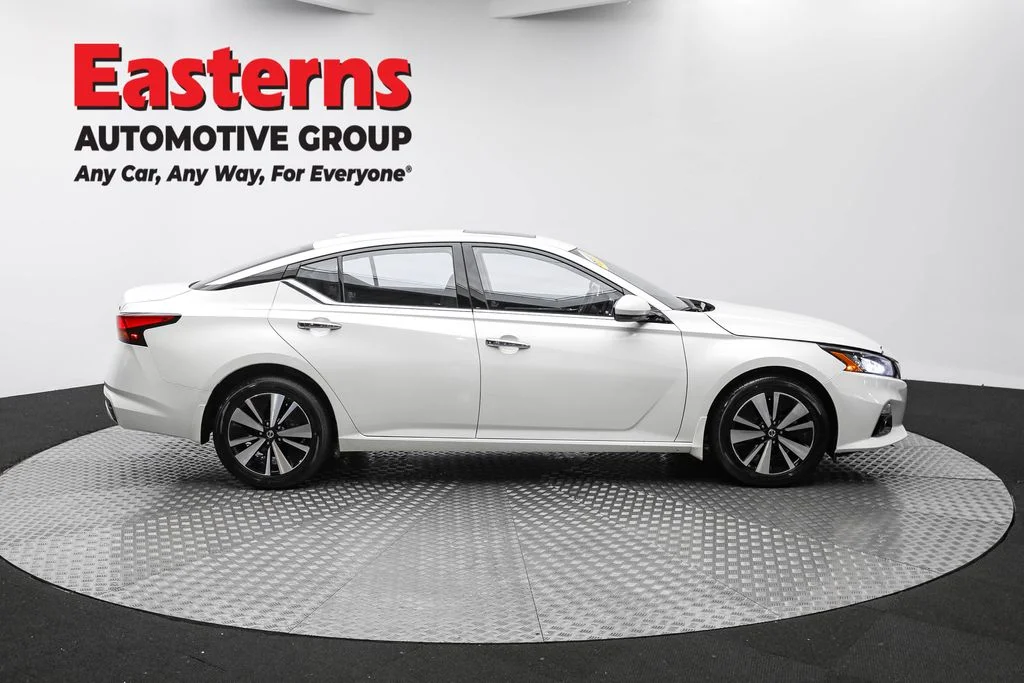 Used 2022 White Nissan 2.5 SL image 4