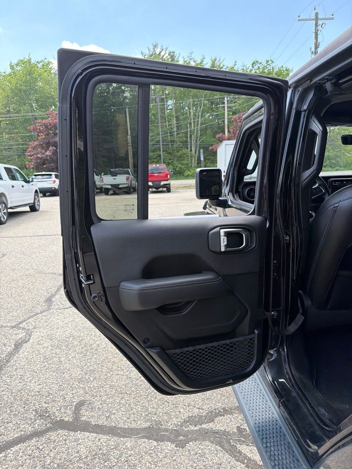 Used 2020 Black Jeep Unlimited Sahara image 13