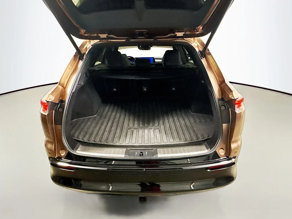 Certified Used 2025 Bronze Age Toyota Limited image 6