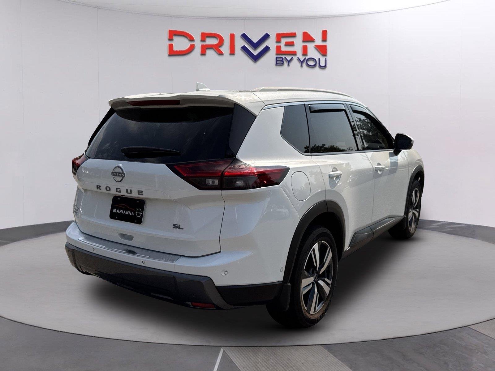 Used 2025 Everest White Pearl Nissan SL image 3