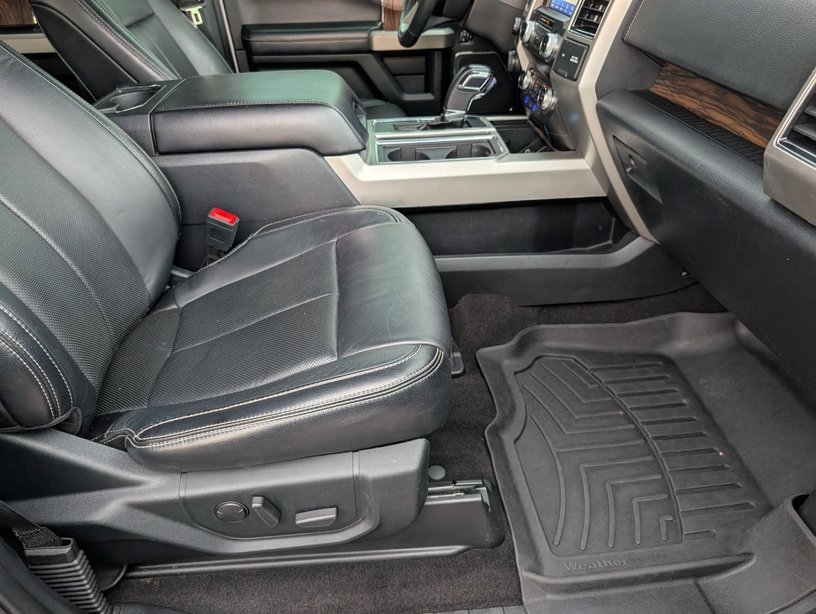 Used 2020 Oxford White Ford Lariat image 30