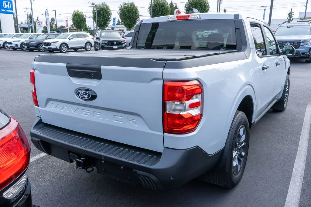 Used 2025 White Metallic Ford XLT image 4