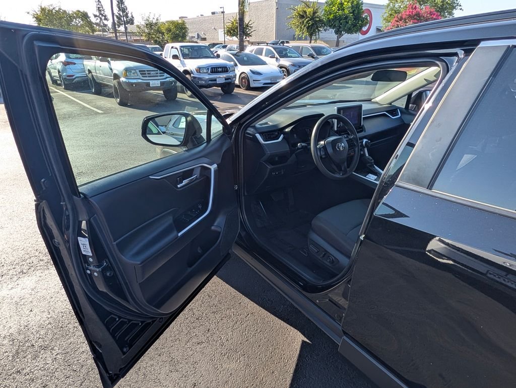 2024 Toyota RAV4 XLE - Photo 33
