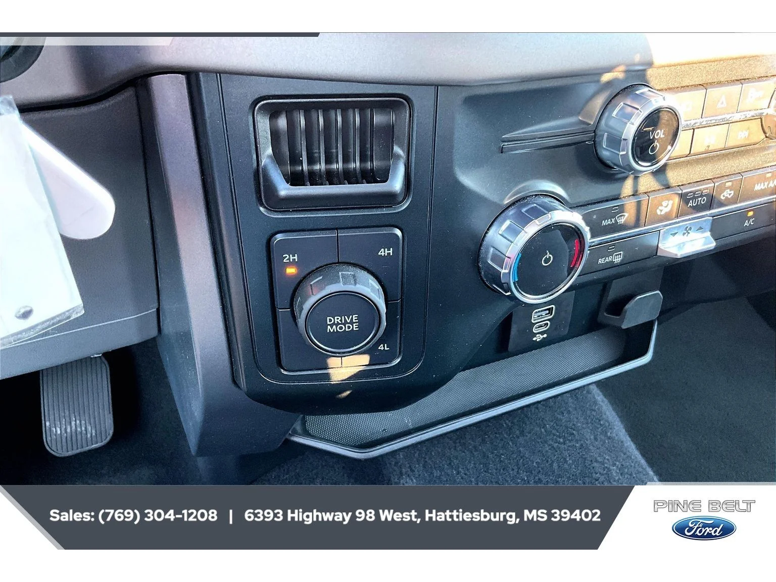 Used 2025 Oxford White Ford XLT image 23