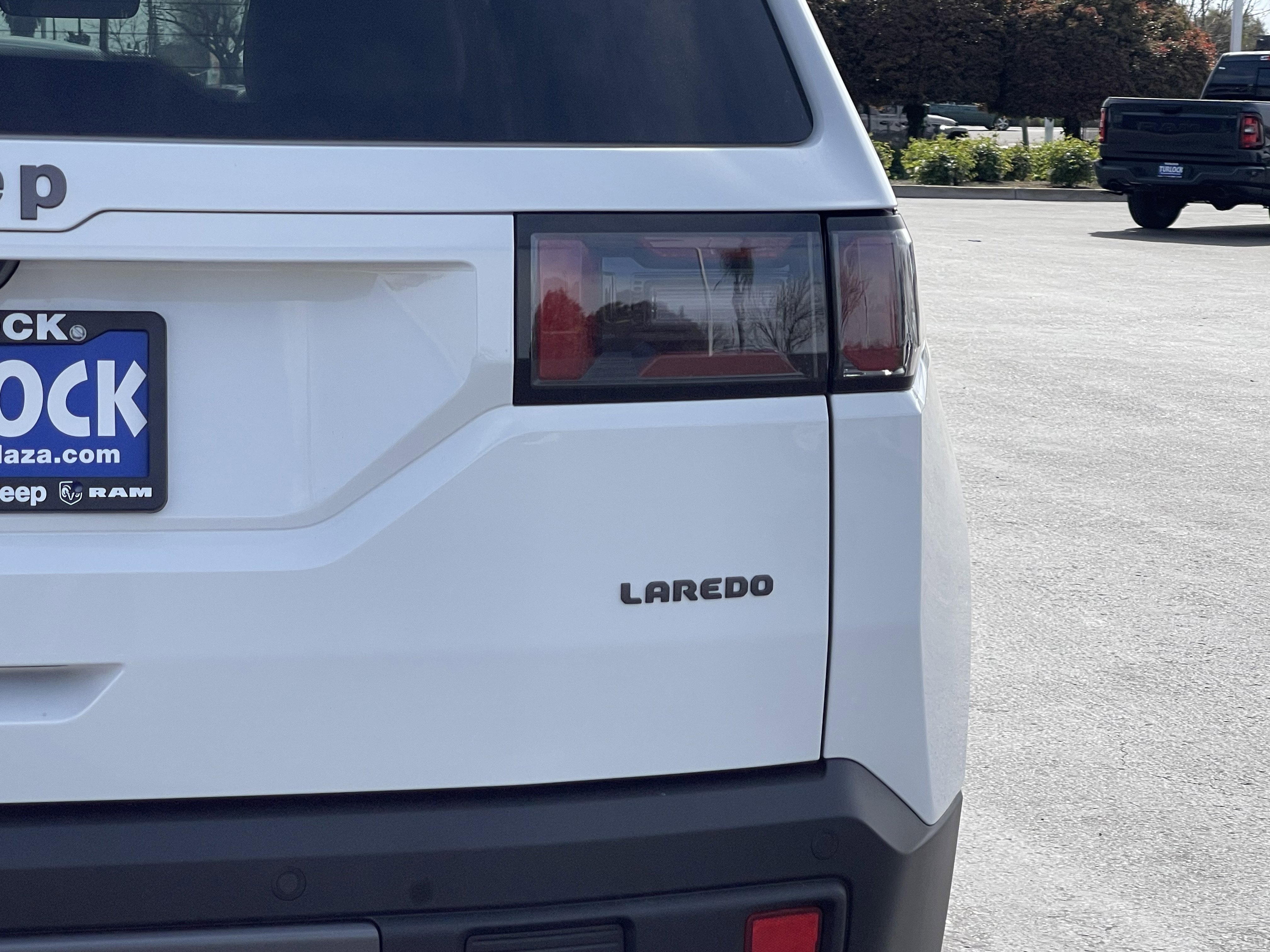 New 2026 Bright White Clear-Coat Exterior Paint Jeep Laredo image 12