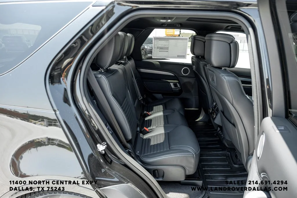 New 2026 Santorini Black Metallic Land Rover Dynamic SE image 40
