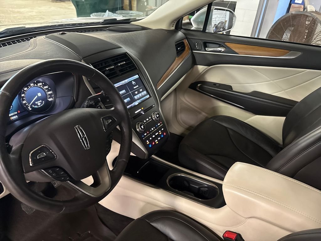 Used 2015 Silver Lincoln Base image 18