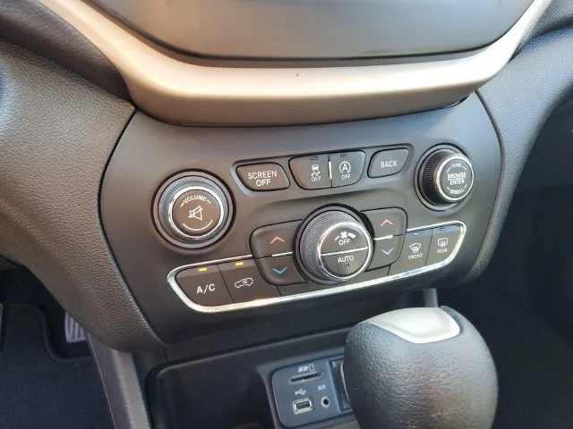 Used 2017 Granite Crystal Jeep Latitude image 23