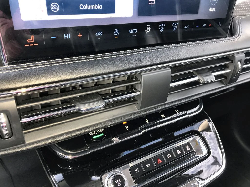 Used 2023 Silver Lincoln Reserve image 19