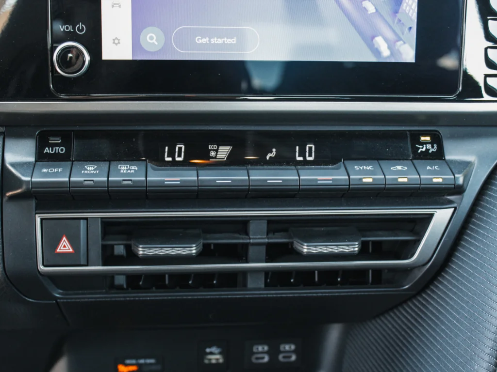 Used 2025  Toyota SE image 18