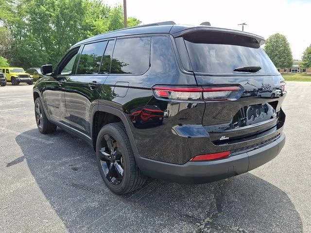 Used 2023 Black Jeep Altitude image 7