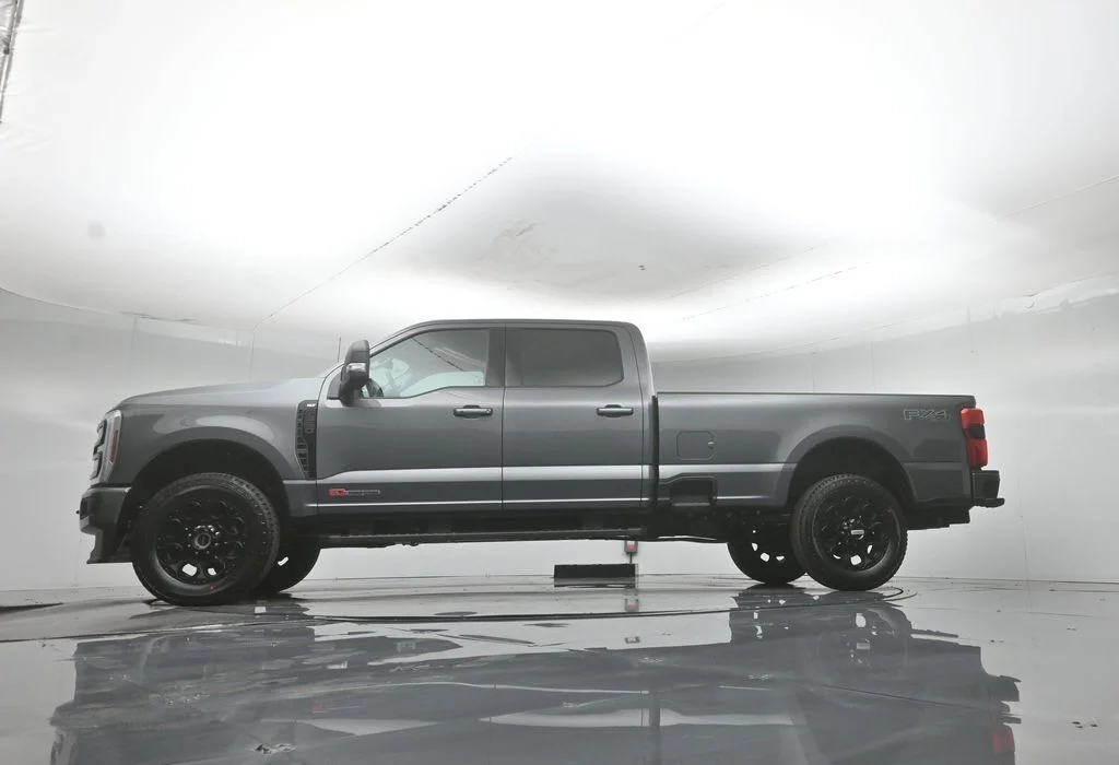 New 2026 Carbonized Gray Metallic Ford XLT image 7
