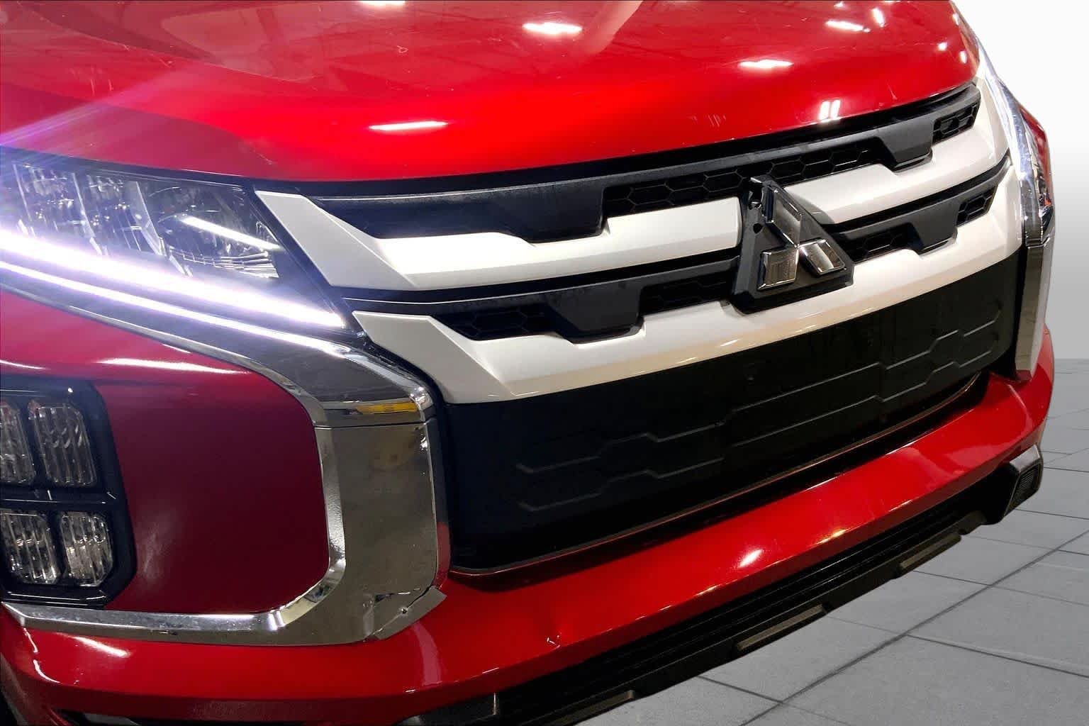 Used 2022 Red Diamond Mitsubishi ES image 30