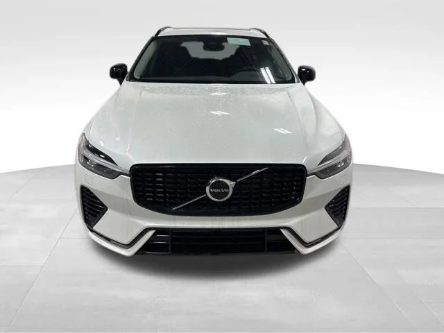 Used 2025 White Volvo T8 Plus image 11