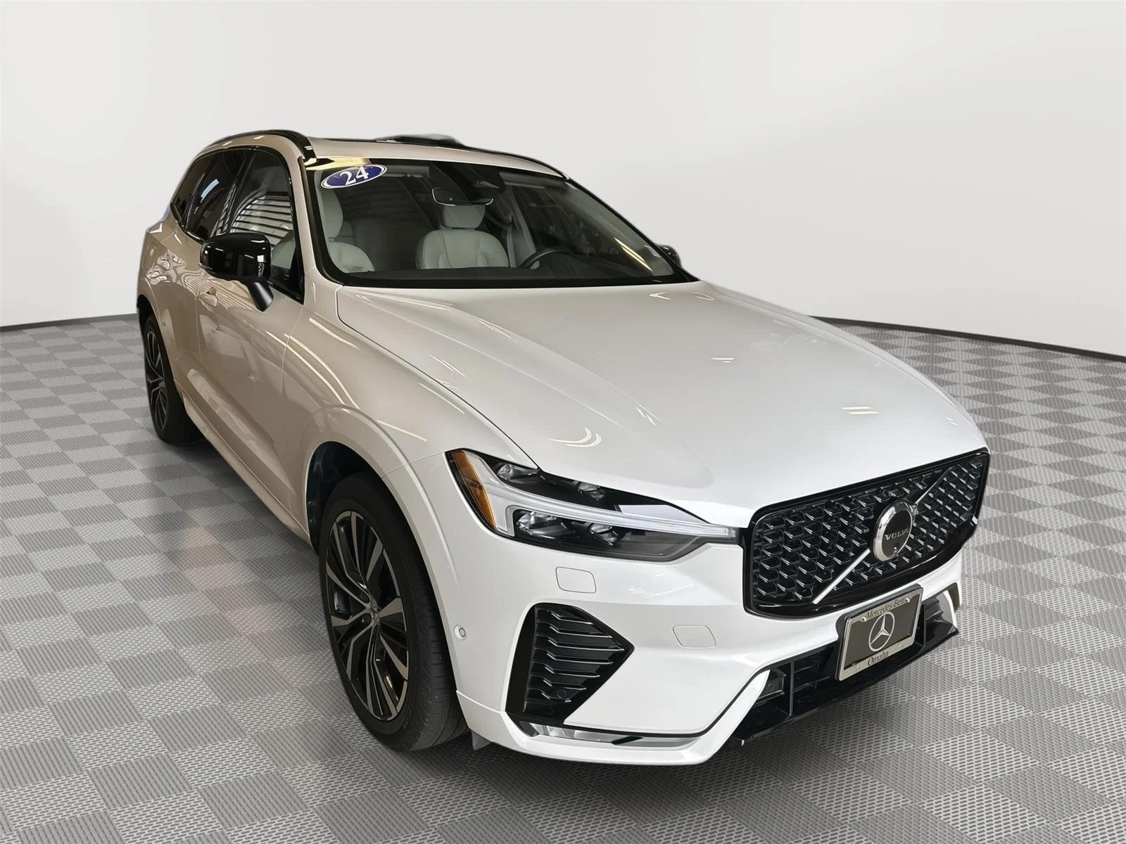 2024 Volvo XC60 B5 Plus Dark Theme AWD's photo