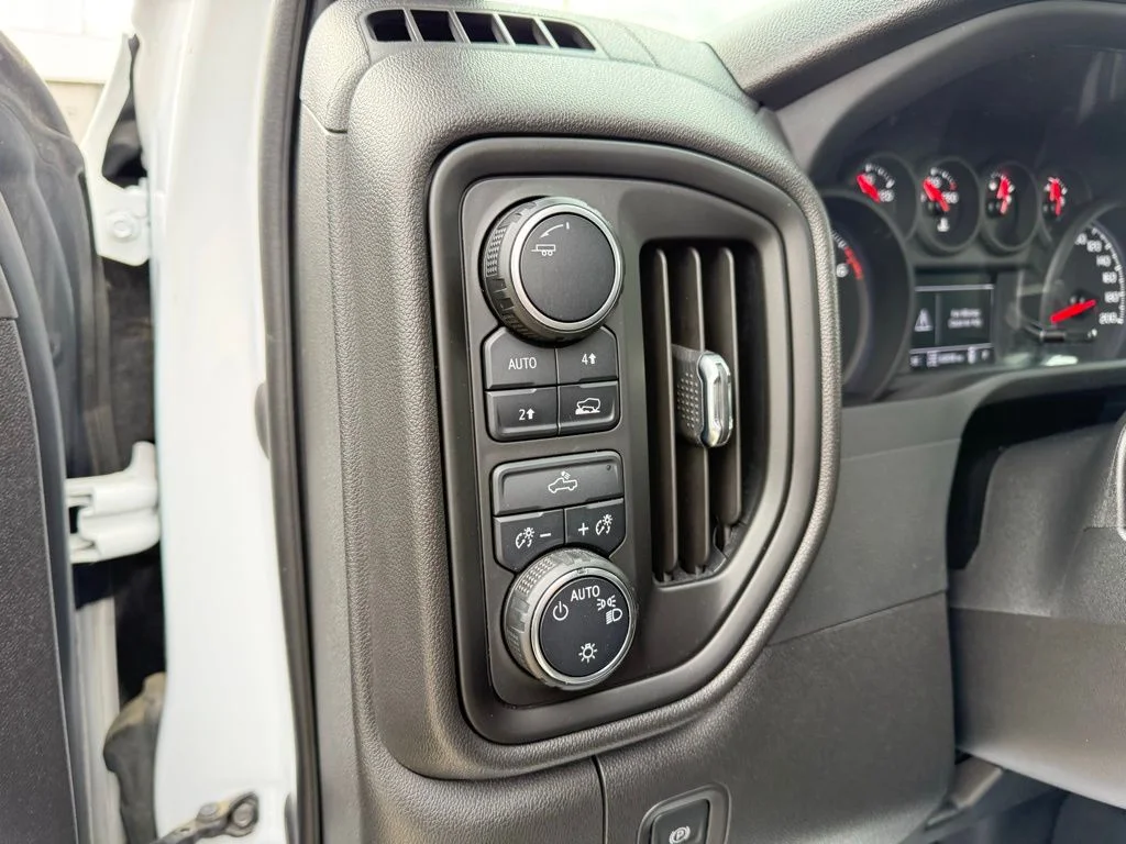 Used 2022  Chevrolet Custom image 23