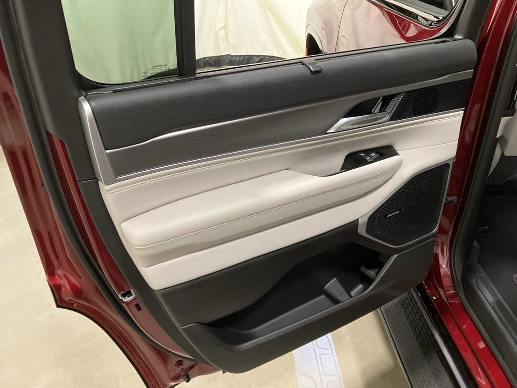 New 2026 Velvet Red Pearl-Coat Exterior Paint Jeep Limited Altitude image 12