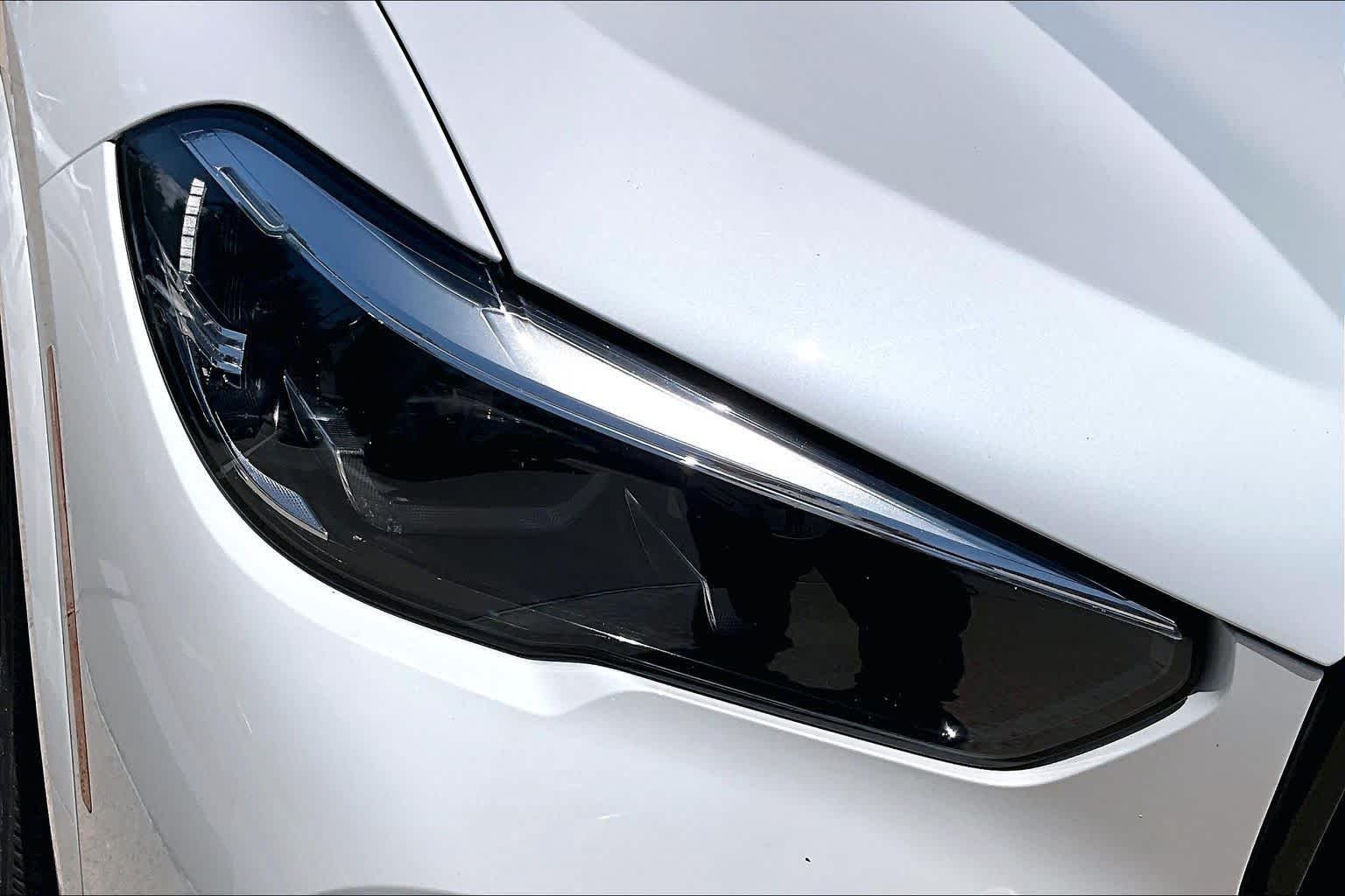Used 2022 Mineral White Metallic BMW xDrive40i image 27