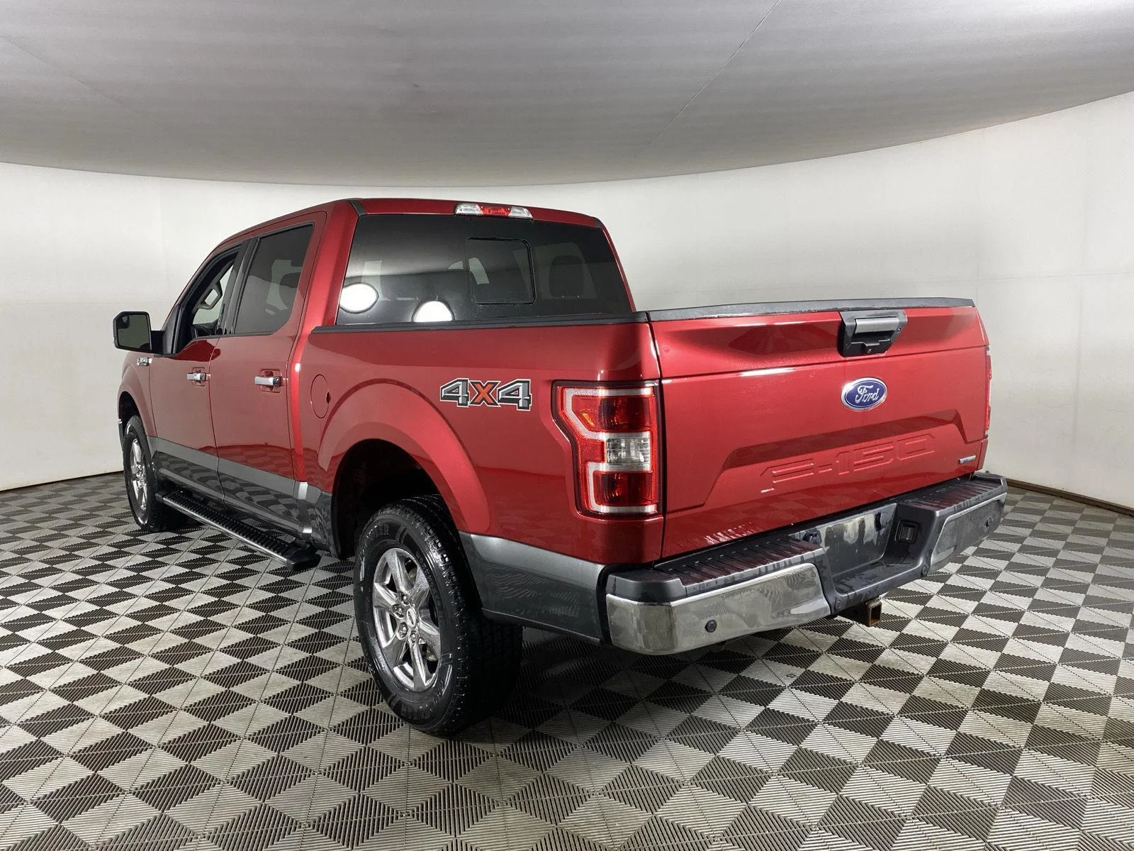 Used 2020 Rapid Red Metallic Tinted Clearcoat/Magnetic Ford XLT image 8