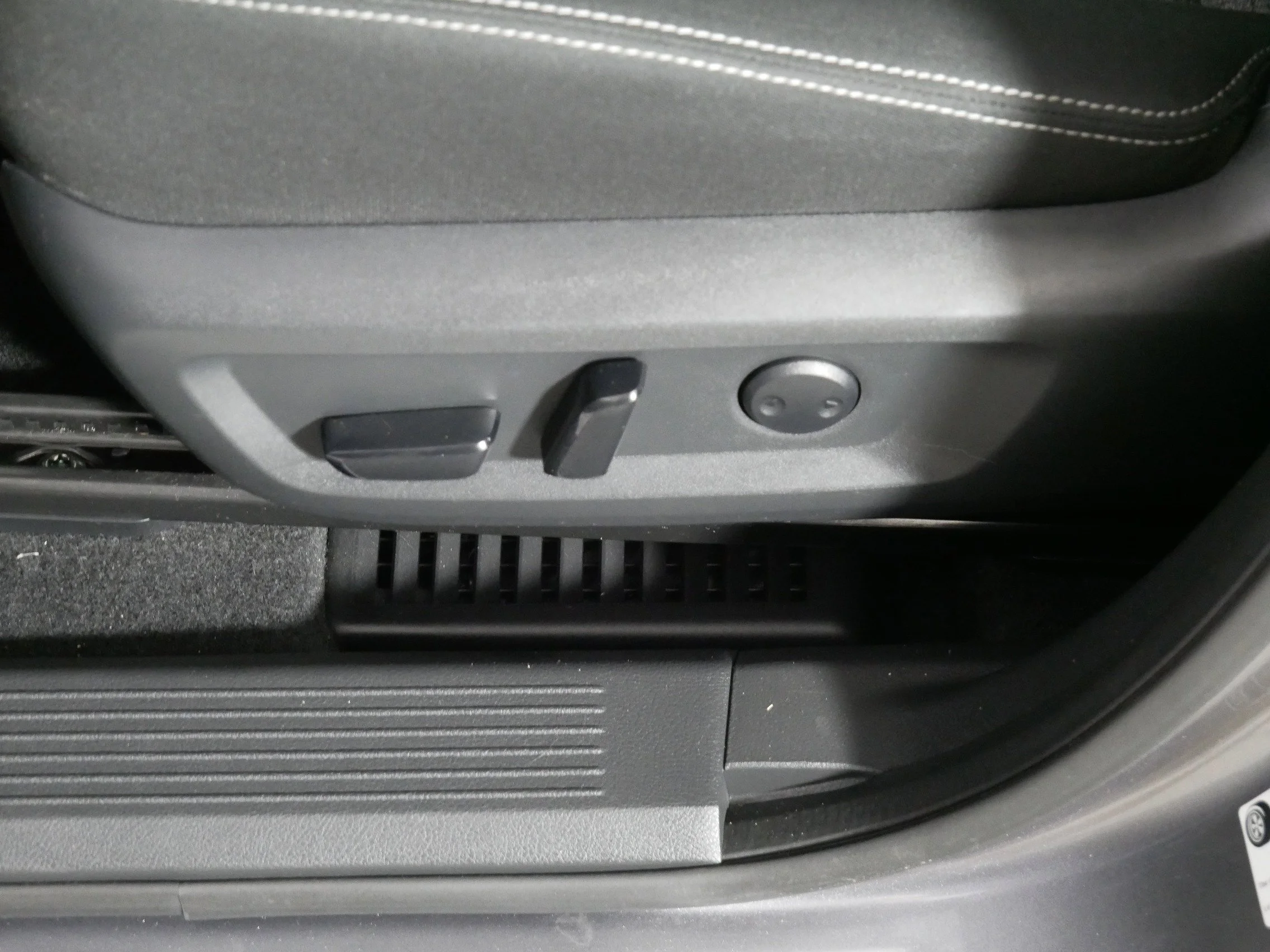 Used 2022 Gun Metallic Nissan SV image 20