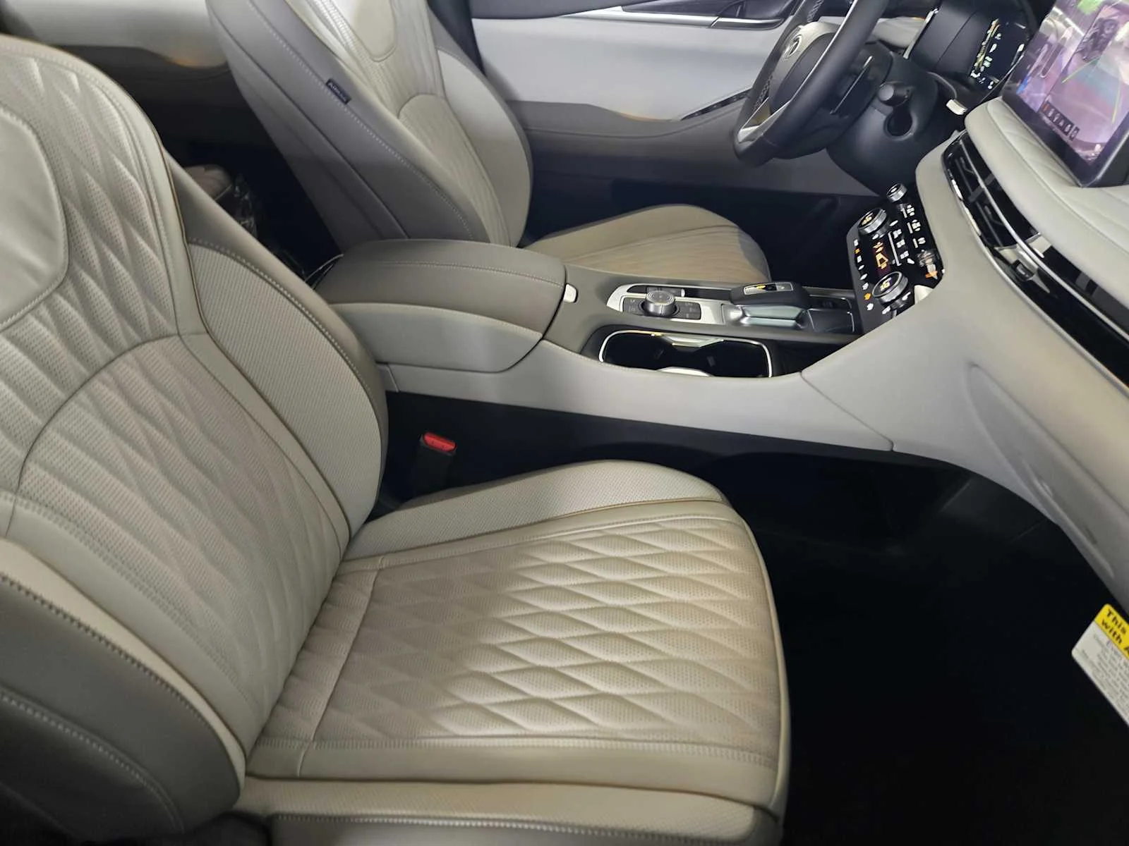 New 2027 2T RAD WHT INFINITI Autograph AWD image 18