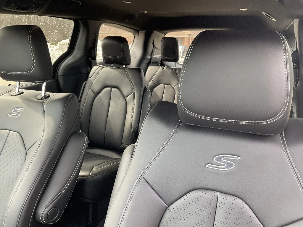 New 2026 Diamond Black Crystal Pearl-Coat Exterior Paint Chrysler Select image 13