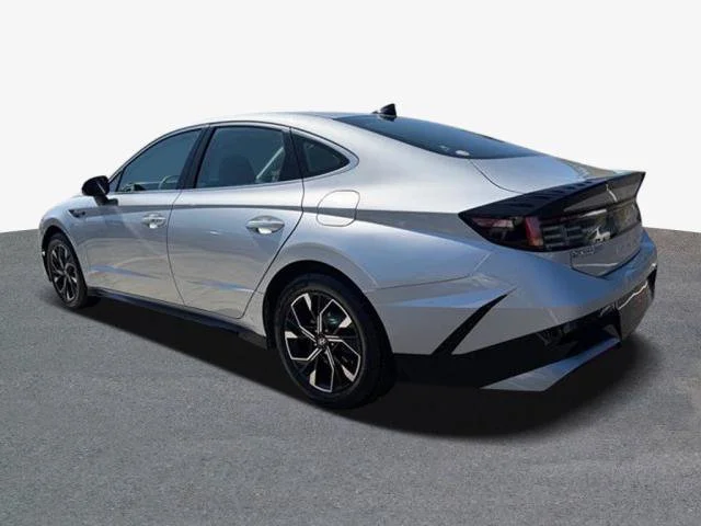 Used 2024 Silver Hyundai SEL image 2