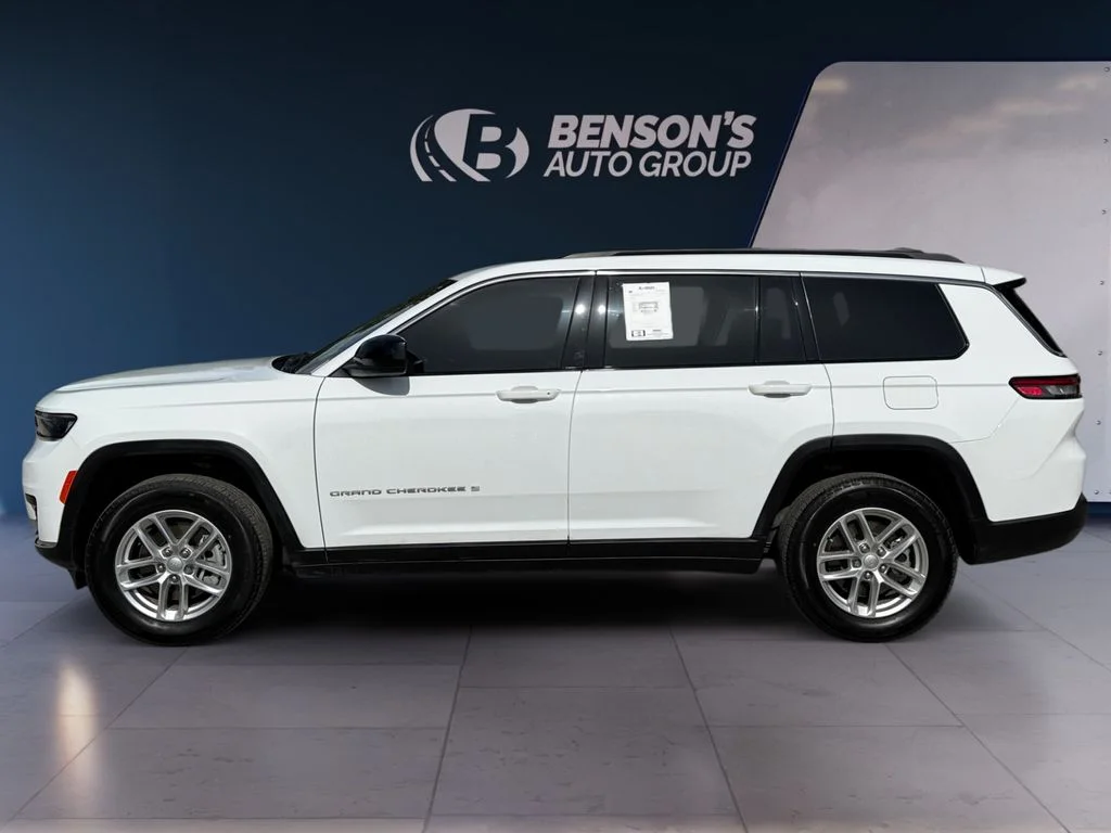 Used 2024 White Jeep Laredo image 2