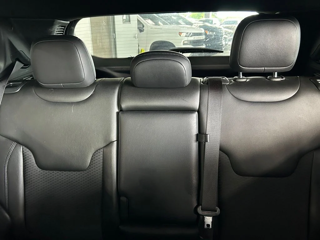 Used 2022 Granite Crystal Metallic Clearcoat Jeep Latitude image 13
