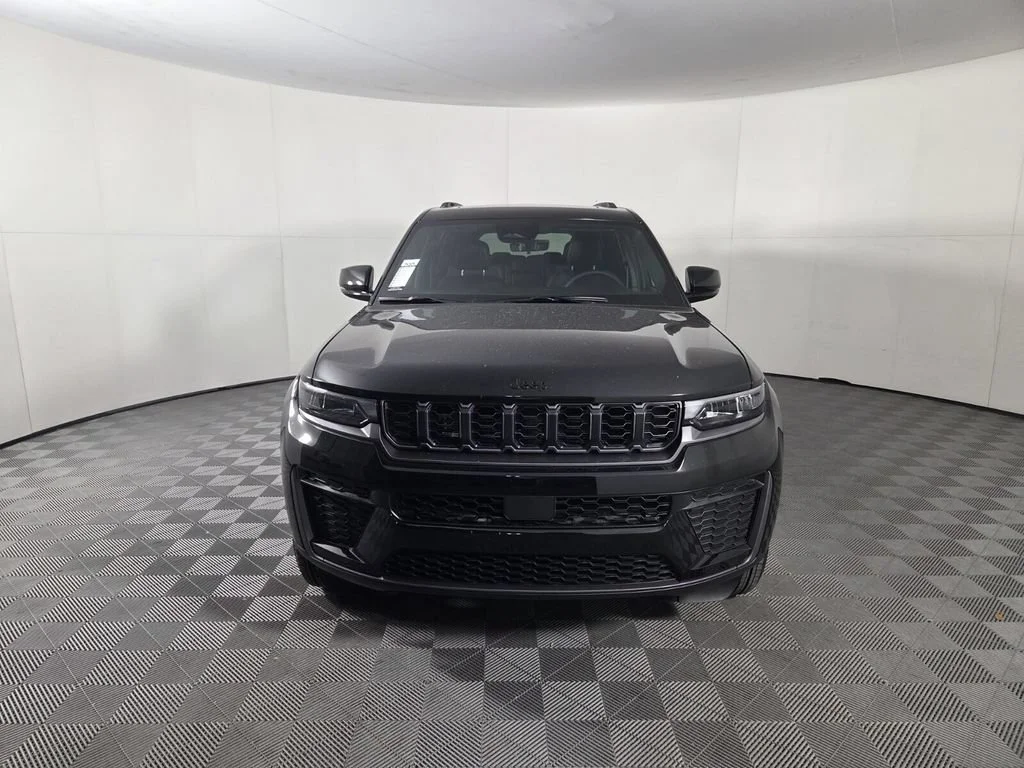 New 2026 Diamond Black Crystal Pearl-Coat Exterior Paint Jeep Laredo Altitude image 3